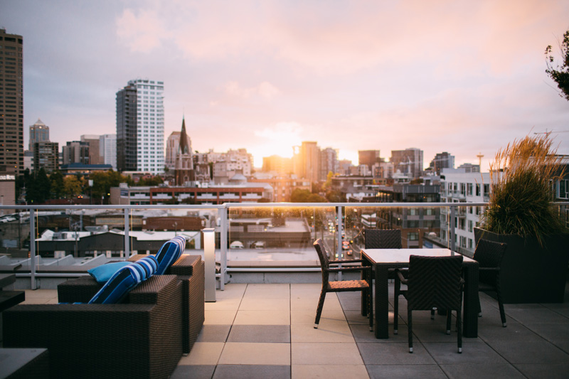 Resident amenity lounge with seating at Contour Apartments